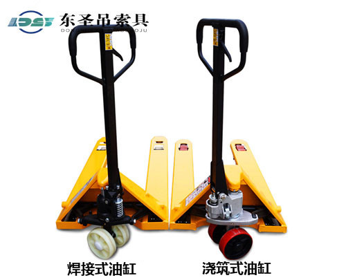 液壓手動(dòng)叉車搬運(yùn)2米木箱使用案例